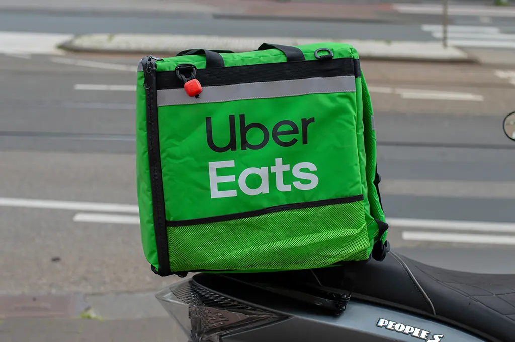 Le Blanc-Mesnil : Un livreur Uber Eats grièvement blessé à coups de couteau pour son scooter