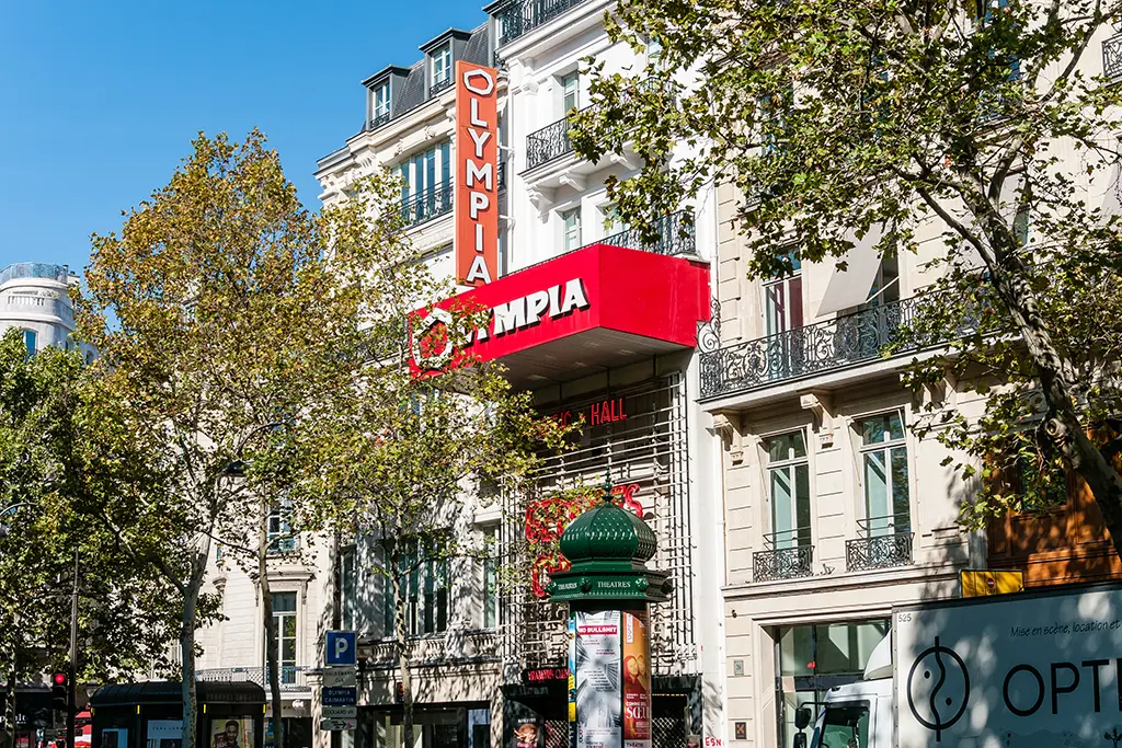 Paris : Un adolescent provoque un début d'incendie à l'Olympia avec un fumigène après le concert de Jolagreen23