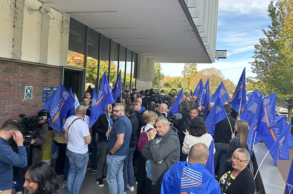 Policier roué de coups à Tourcoing : rassemblement pour protester contre les deux remises en liberté