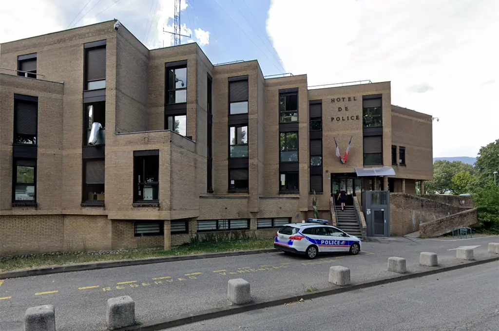 Chambéry : Il saute de la fenêtre du commissariat pour s'évader et entraîne une policière dans sa chute