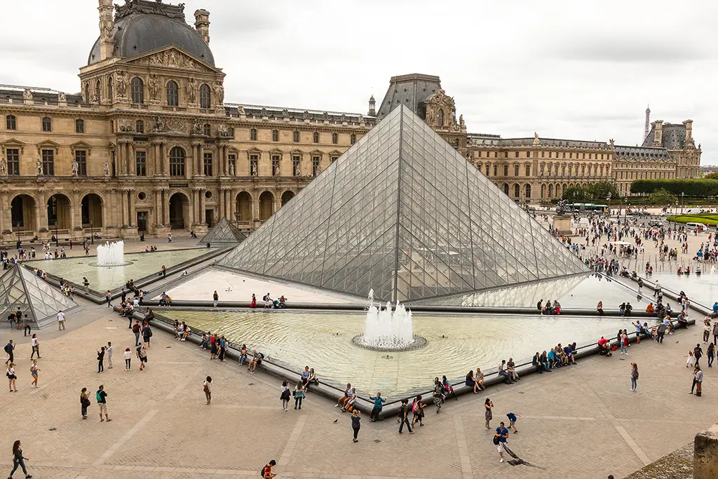 Cambriolage du Louvre : les deux suspects ont «partiellement reconnu» les faits, les bijoux restent «introuvables»