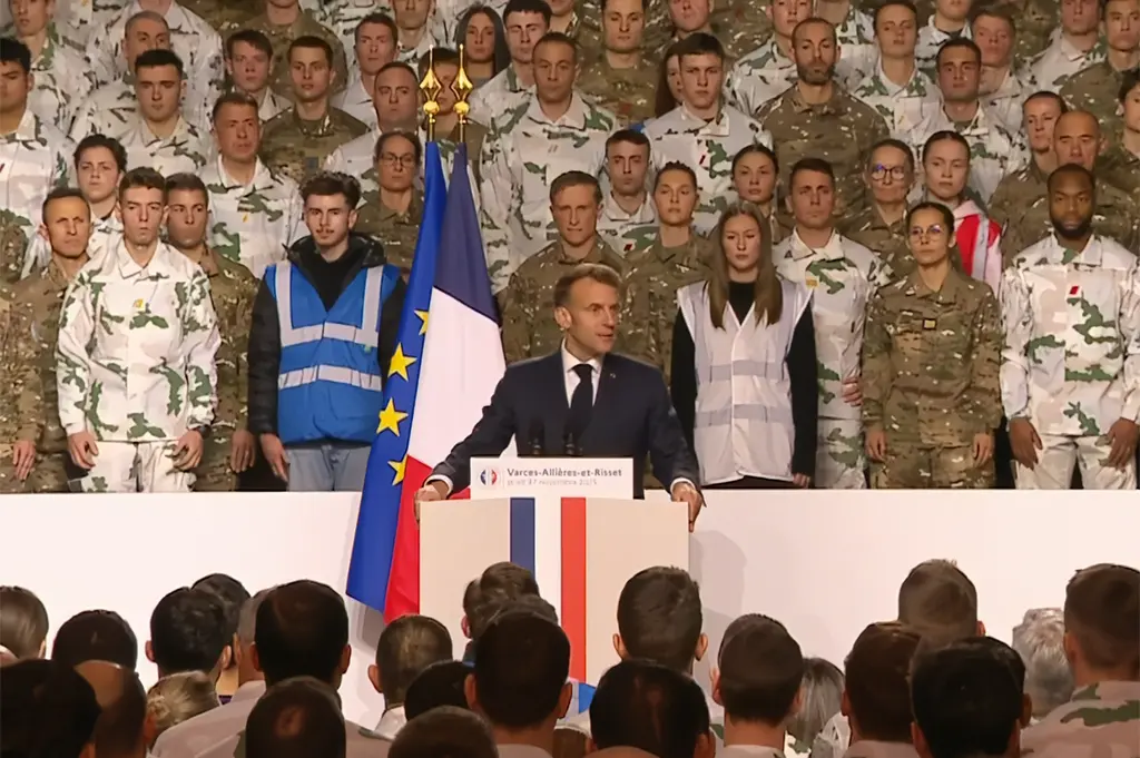 Emmanuel Macron annonce un nouveau service national militaire de dix mois pour les 18-19 ans dès l'été 2026