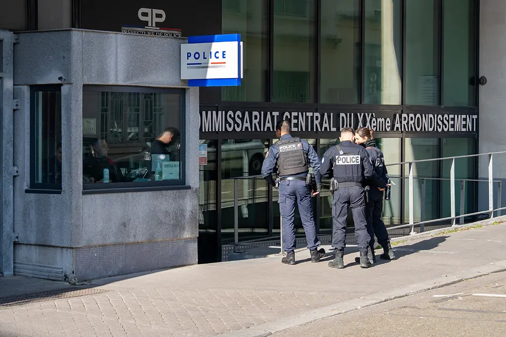 Paris : Un homme décède au commissariat du XXe peu après son placement en garde à vue