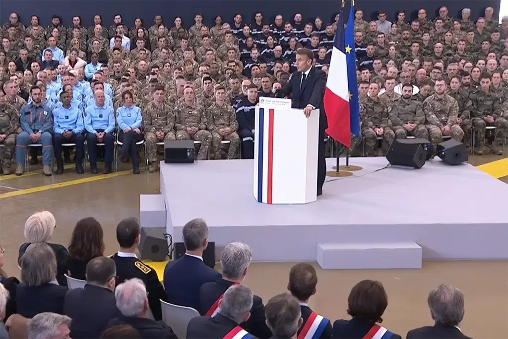 Groenland : Emmanuel Macron confirme que les militaires français déjà sur place «seront renforcés dans les prochains jours par des moyens terrestres, aériens et maritimes»