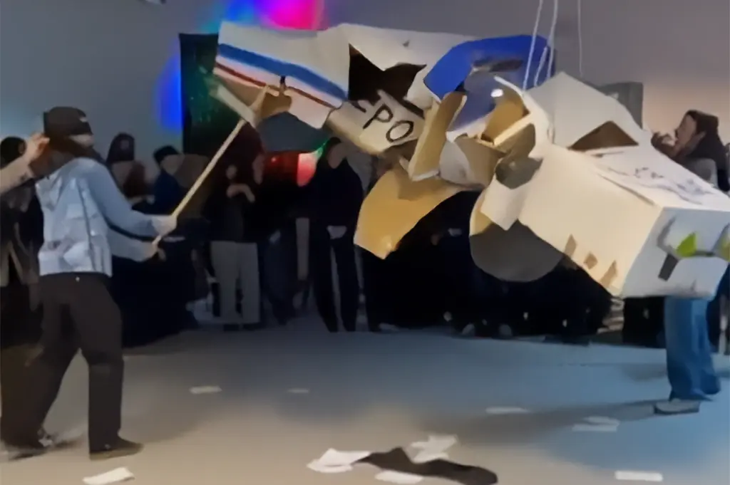 Mulhouse : Une piñata en forme de voiture de police détruite dans une école d'art, enquête ouverte