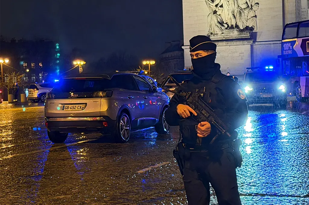 Paris : Un homme armé neutralisé par balles par les gendarmes près de l'Arc de Triomphe
