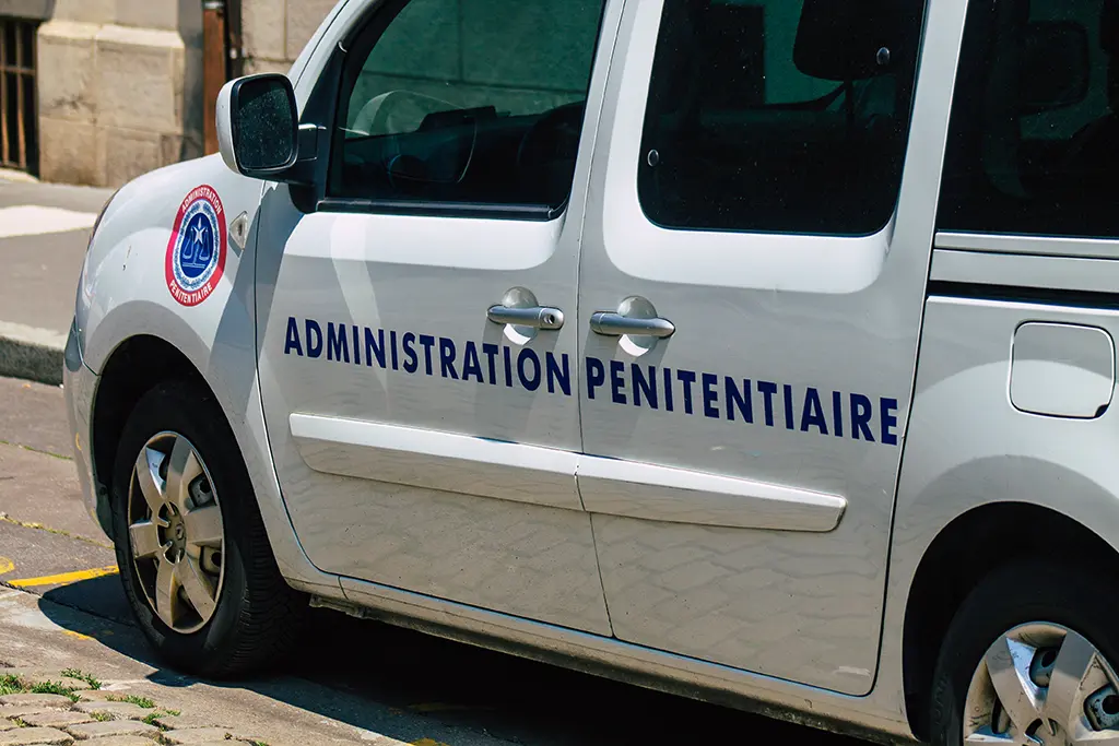 Paris : Un détenu s'évade dans le métro lors d'une excursion au Louvre