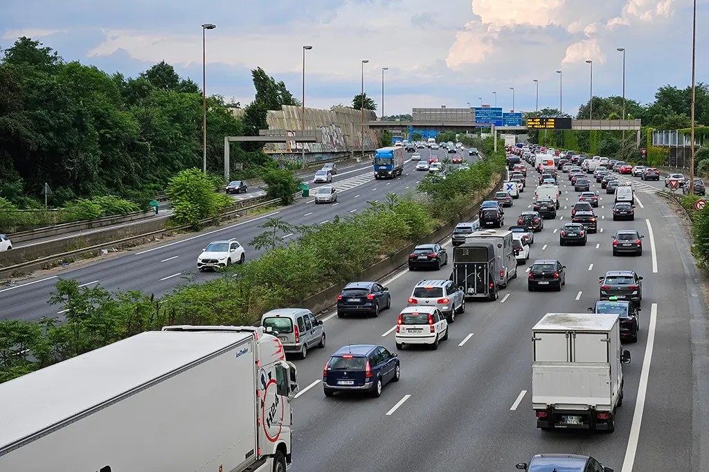 Aix-en-Provence : Un homme jette des projectiles depuis un pont sur l'A51 puis bascule dans le vide et décède