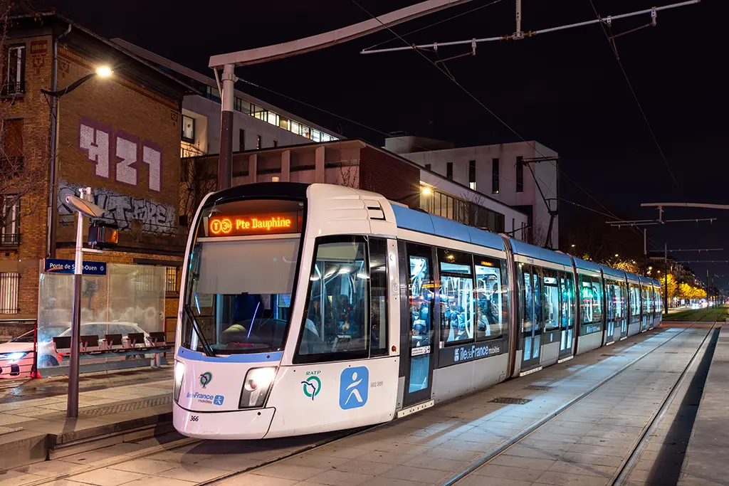 Paris : Un passager du tramway grièvement blessé à coups de couteau, l'agresseur en fuite
