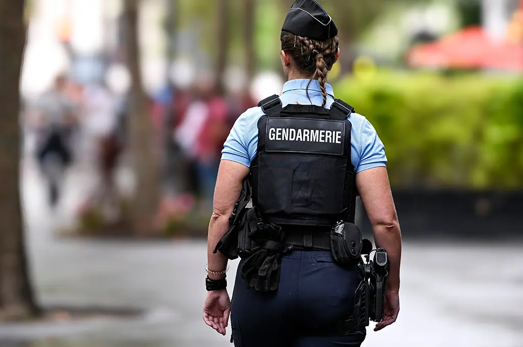 Suspect grièvement blessé, adolescent interpellé : ce que l'on sait des conditions du tir d'une gendarme près de Toulouse