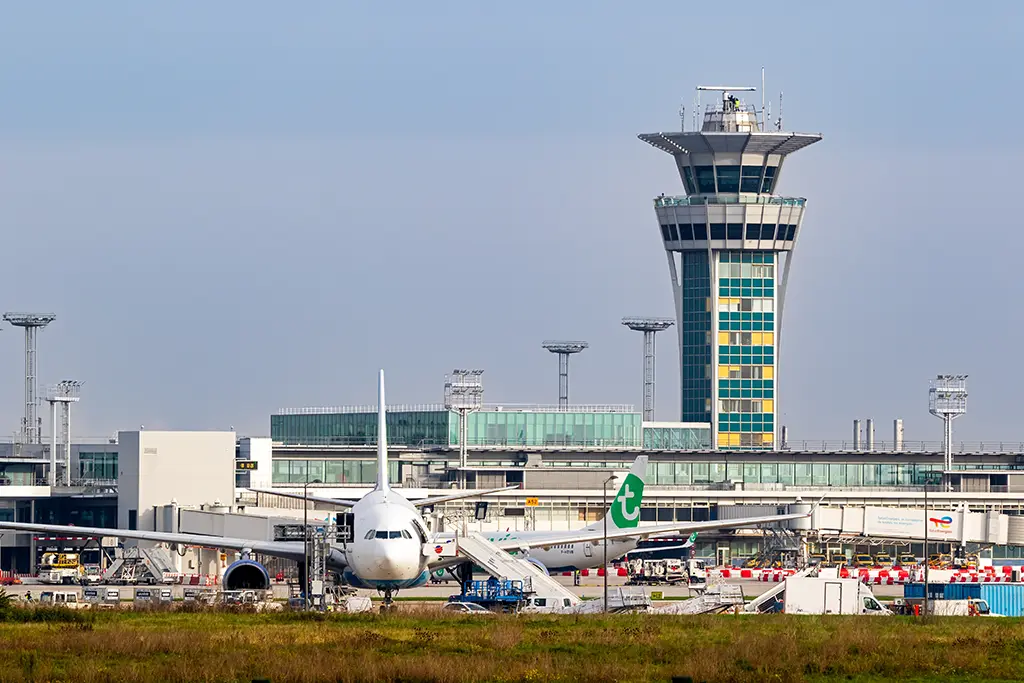Orly : Un avion EasyJet interrompt son atterrissage à cause de tirs de mortiers d'artifice d'un cortège de mariage