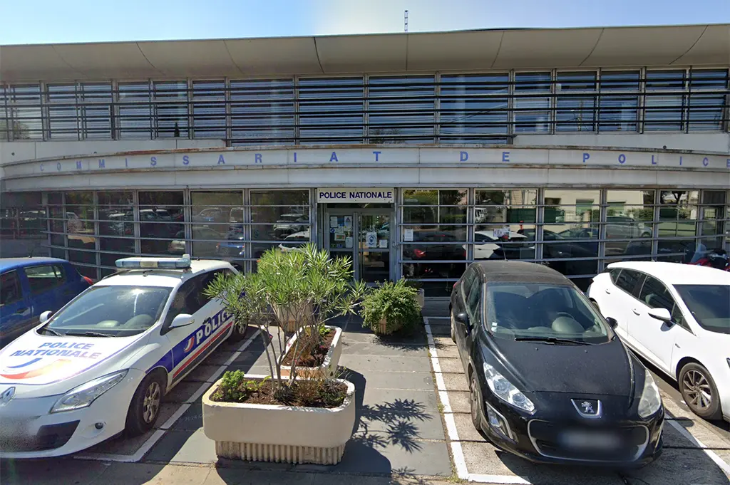 Agde : Un homme frappe une vitrine à la machette, il décède durant sa garde à vue