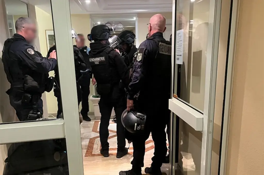 Mandelieu-la-Napoule : Il tire sur son compagnon puis sur les gendarmes, un homme interpellé après l'intervention du GIGN