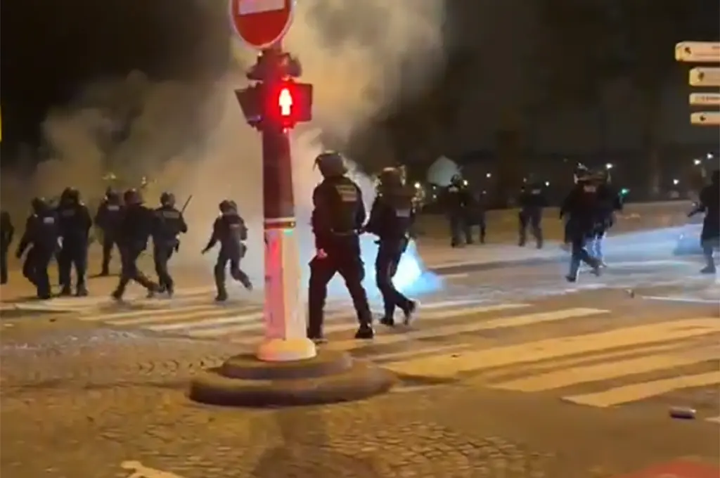 127 interpellations et 23 policiers blessés en marge des célébrations de la qualification du PSG