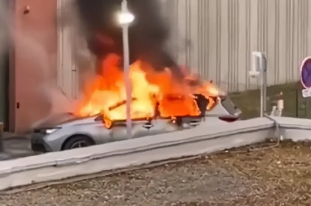 Nanterre : Une voiture-bélier percute l'entrée de la prison avant d'être incendiée