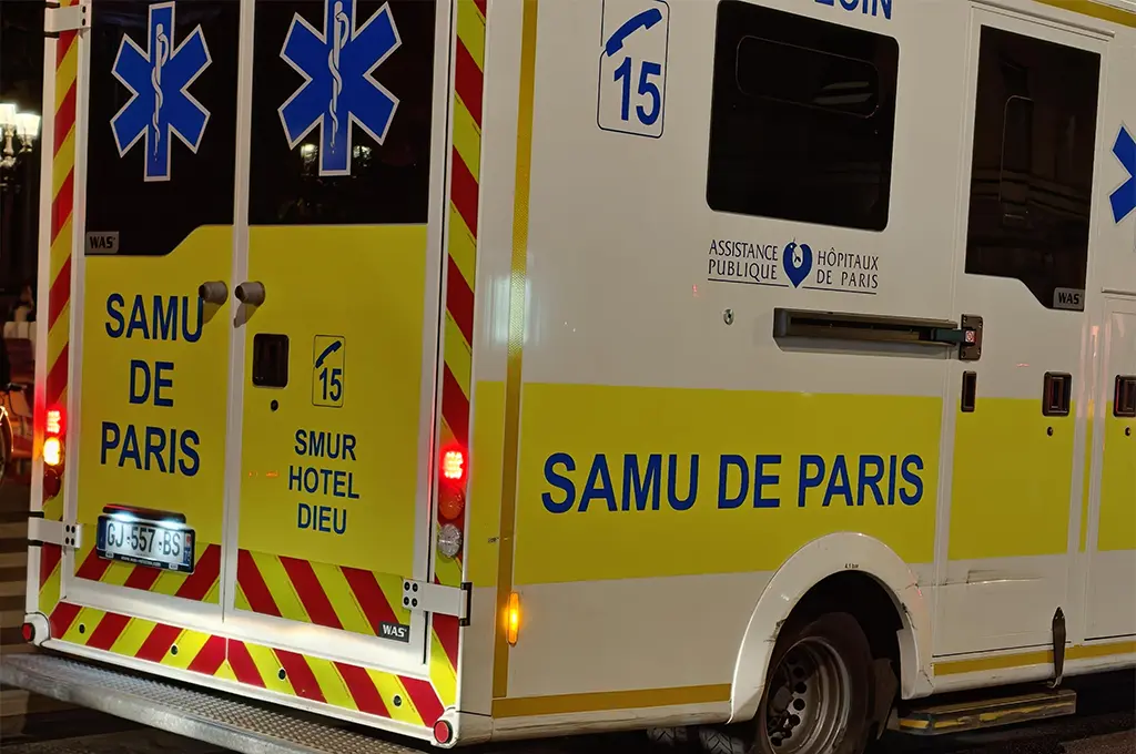 Paris : Blessé en brisant la porte vitrée d'un imm