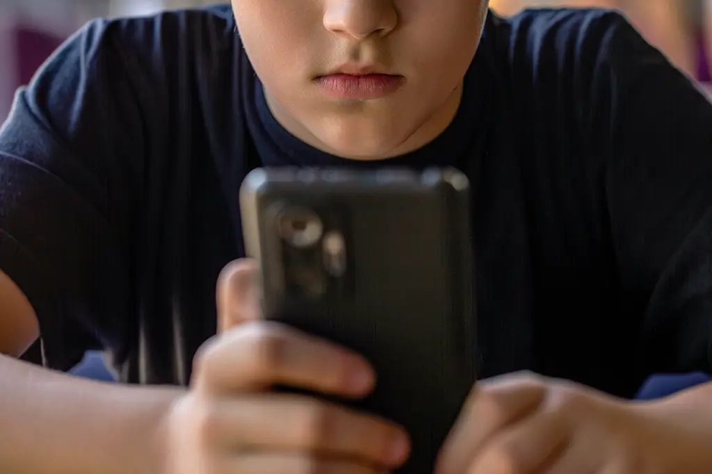 Le Parlement interdit définitivement les réseaux sociaux aux moins de 15 ans