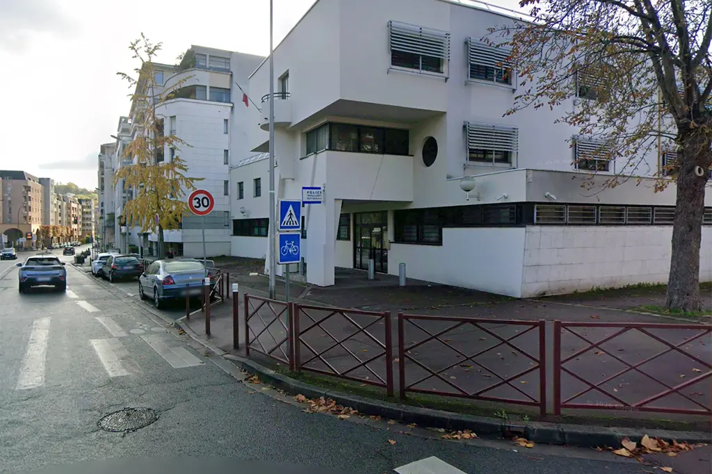Cachan : Armé d'un couteau, il menace les policiers devant le commissariat