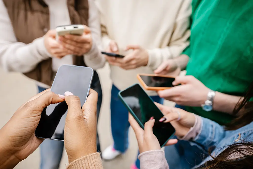 Réseaux sociaux avant 15 ans : pourquoi le Conseil constitutionnel a fait tomber la loi