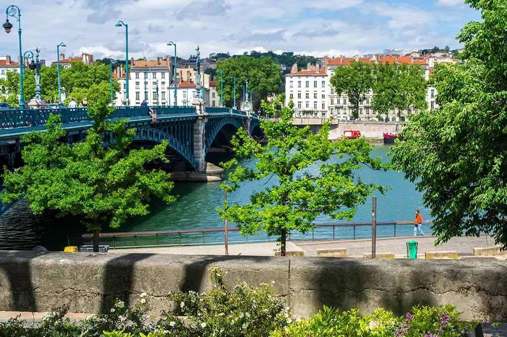 Lyon : Il plonge dans le Rhône pour récupérer son ballon et meurt noyé