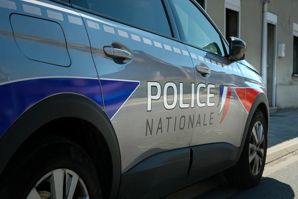 Bar-le-Duc : Sa voiture plonge dans un canal lors d'un refus d'obtempérer, les policiers sauvent une mère et son fils de 8 ans