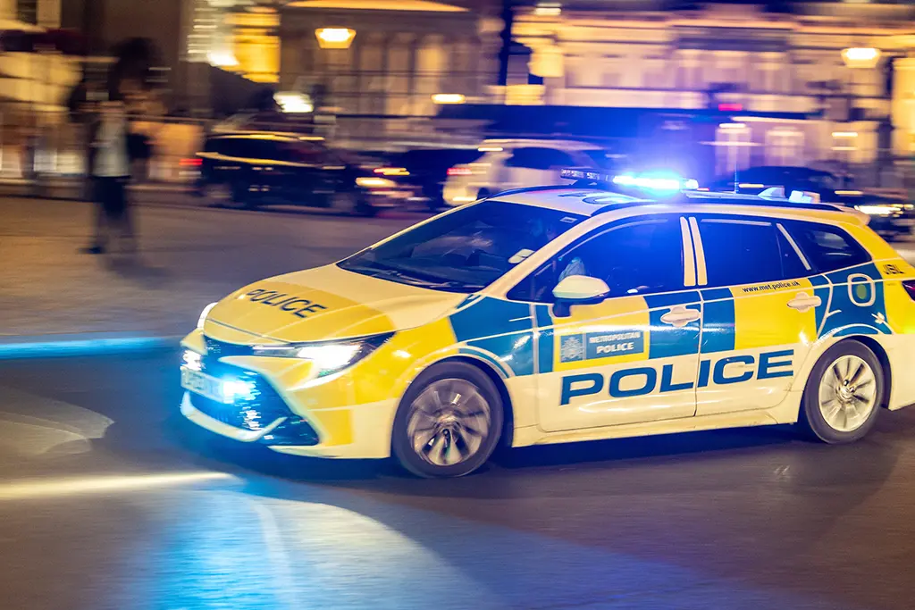 Sept morts dont deux policiers dans une collision à contresens : douze interpellations en Angleterre