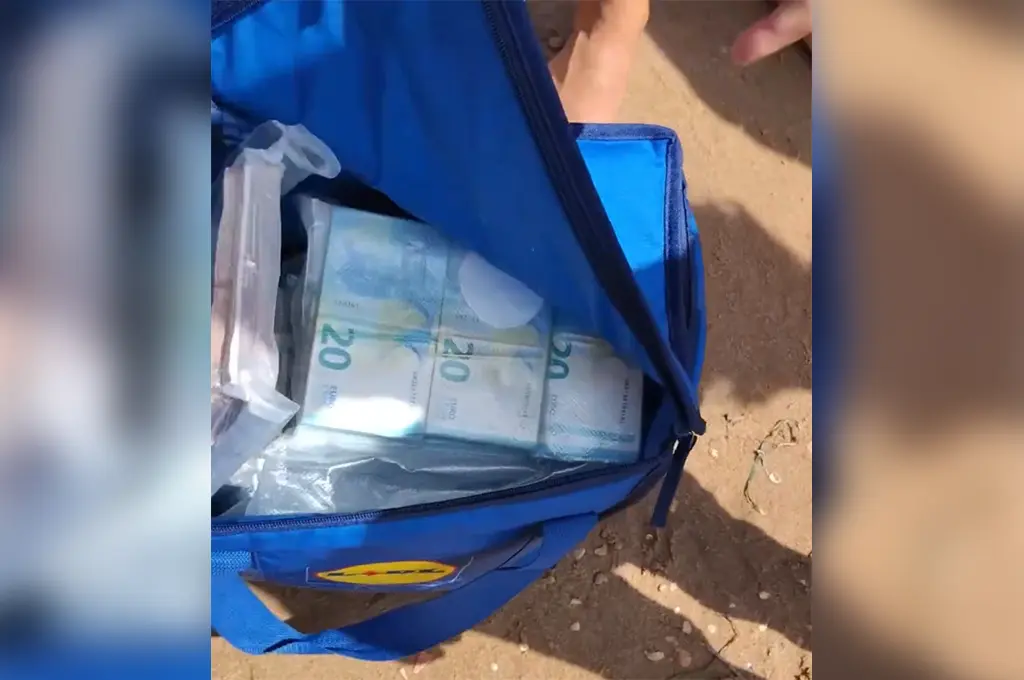 Des sacs remplis de billets pour près de 700 000 euros s'échouent sur une plage en Sicile