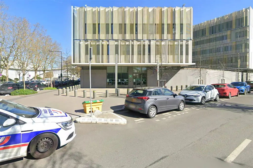 Saint-Denis : Des policiers mettent le feu au commissariat en tirant des mortiers d'artifice lors d'un pot de départ