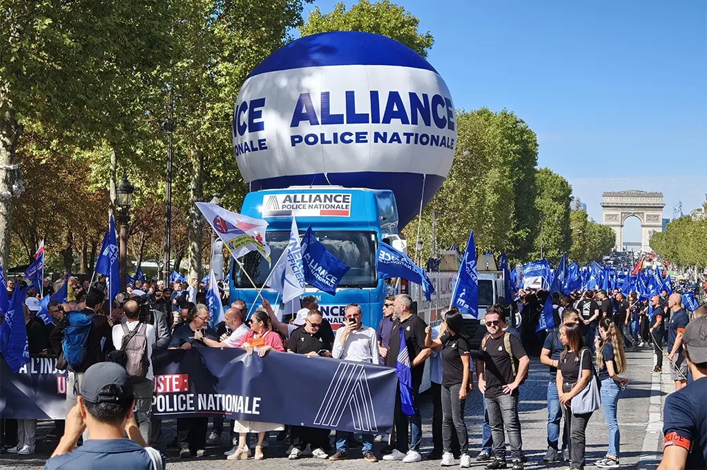 Policiers en colère : des milliers de manifestants à Paris, Laurent Nuñez demande «quelques jours» pour présenter un plan