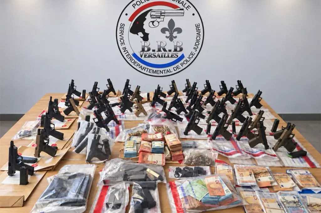 Yvelines : 47 armes de poing et 120 000 euros en liquide saisis, sept membres d'un réseau turc mis en examen