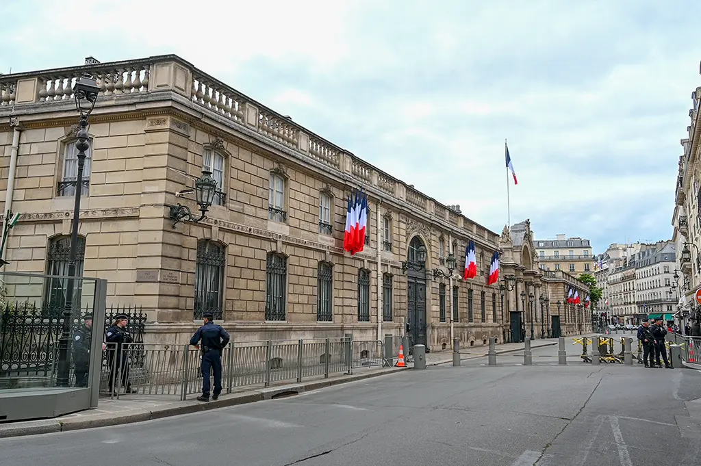 Paris : Une femme armée d'un tournevis tente de poignarder un policier près de l'Élysée