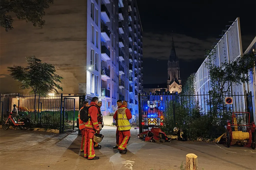 Paris : Des mortiers d'artifice explosent lors d'un violent incendie dans un appartement à Belleville