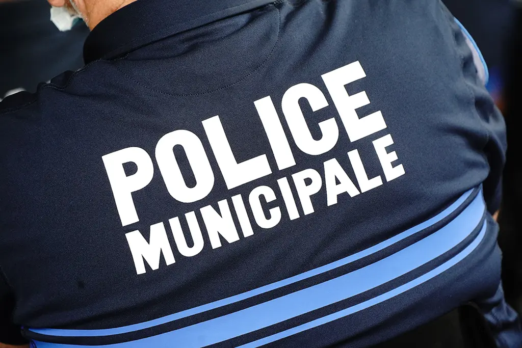 Saint-Germain-en-Laye : Deux policiers municipaux percutés en pleine patrouille par une militaire