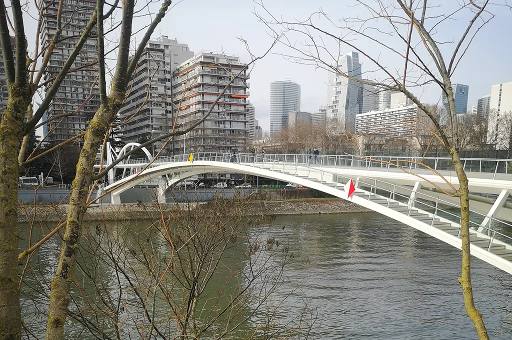 Puteaux : Un homme de 31 ans battu à mort sur une passerelle pour son sac et son téléphone