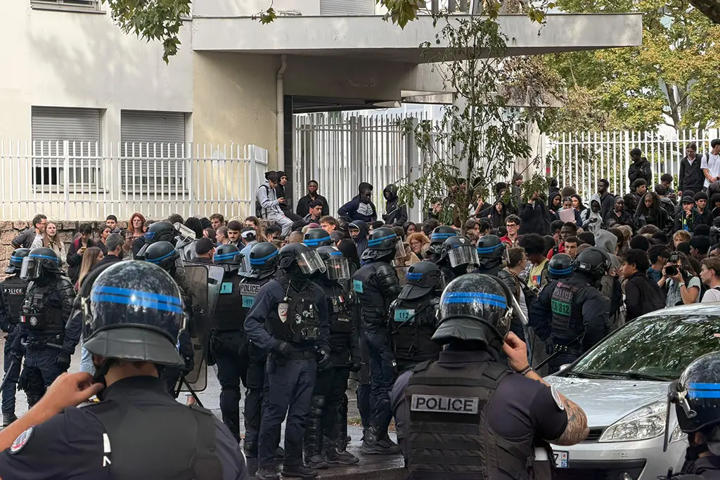Blocus des lycées : Débordements et violences devant des établissements partout en France, des interpellations
