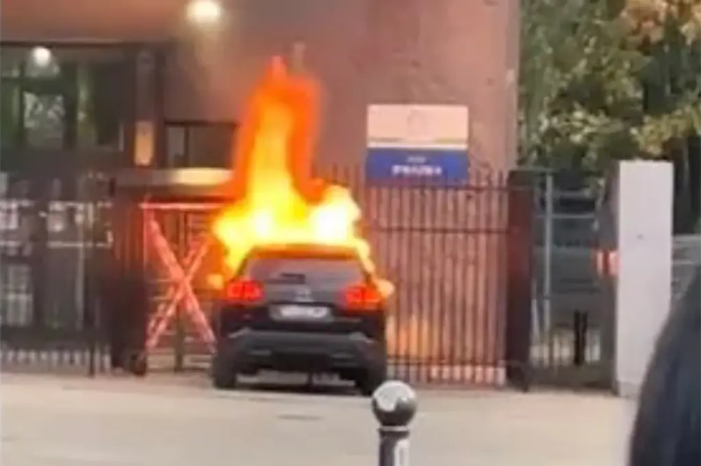 Wattrelos : Un homme encagoulé incendie une voiture devant les grilles d'un lycée et prend la fuite
