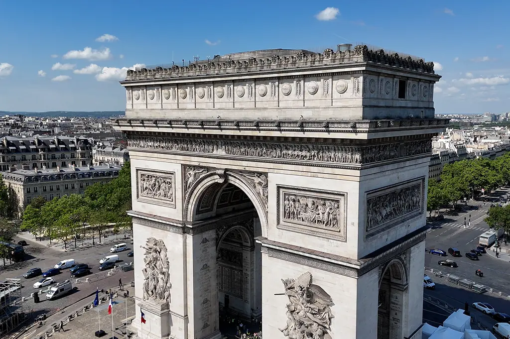 Paris : Un homme de 22 ans meurt après s’être jeté du haut de l'Arc de Triomphe