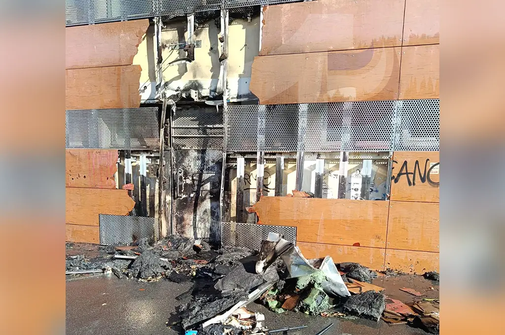 Bordeaux : Deux policiers piégés dans leur poste incendié par des individus cagoulés
