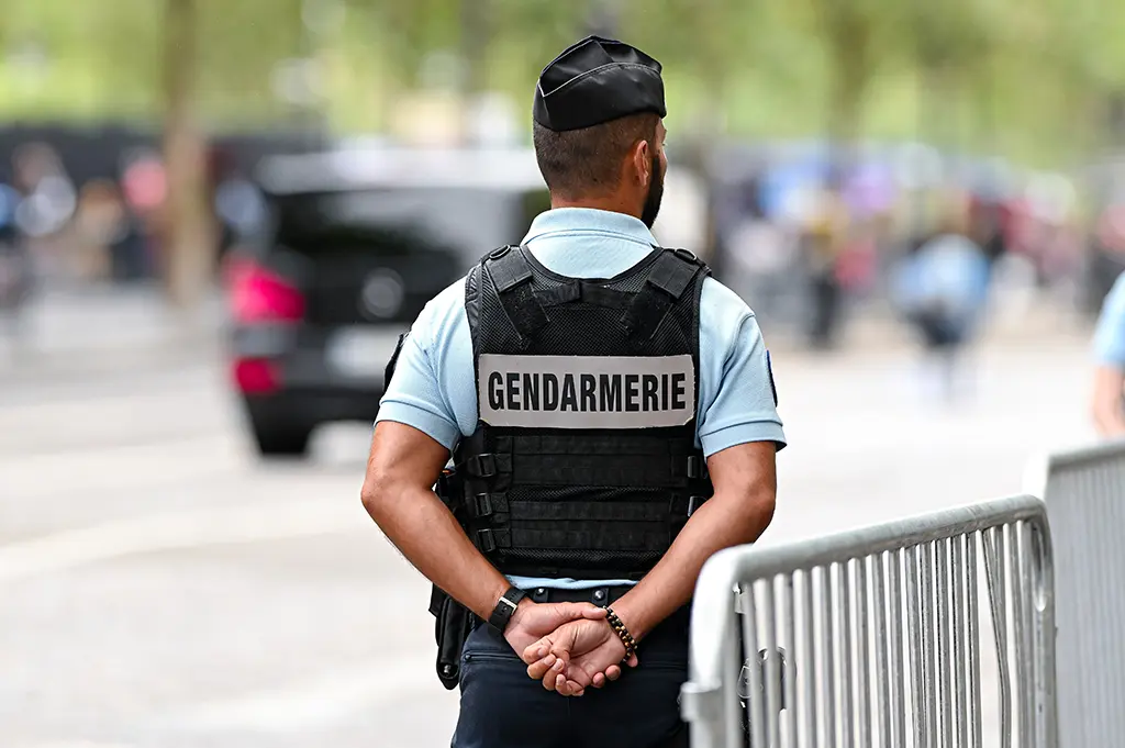 Un gendarme blessé par un cocktail Molotov accuse ses supérieurs de l'avoir poussé à la démission