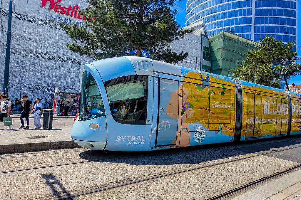 Lyon : Un policier en civil reconnu puis roué de coups par quatre hommes dans le tramway