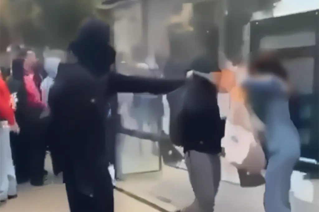 Marseille : Un adolescent de 15 ans déféré pour acte de barbarie après avoir projeté des flammes au visage d'une femme