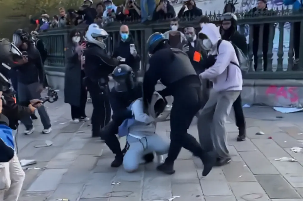 Paris : Un policier donne un coup de genou au visage d'un manifestant lors de son interpellation, l'IGPN saisie