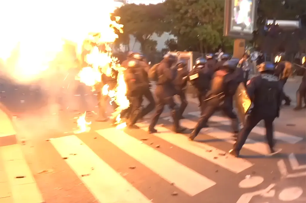Paris : Des engins incendiaires lancés sur les forces de l'ordre en fin de manifestation, des agents prennent feu