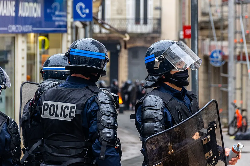 Blocage des lycées : Laurent Nuñez suspend l'usage d'une grenade après la main arrachée d'un adolescent à Lens