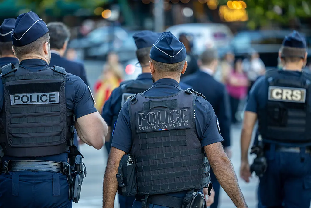 Police 73 %, justice 45 % : l'écart de confiance des Français qui fait figure d'exception