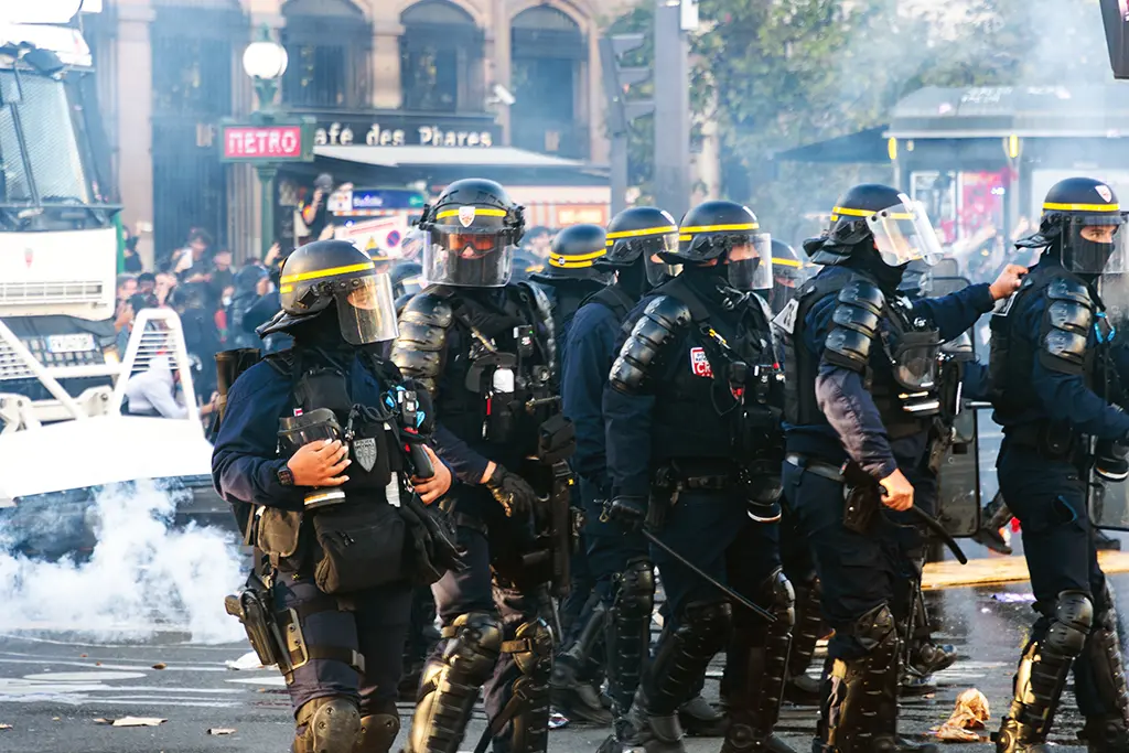 Alliance Police Nationale porte plainte contre l’État : «Les policiers trahis, abandonnés et livrés à eux-mêmes»