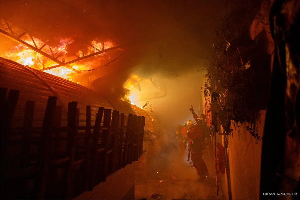 Paris : Le marché des Enfants-Rouges ravagé par les flammes, un pompier blessé