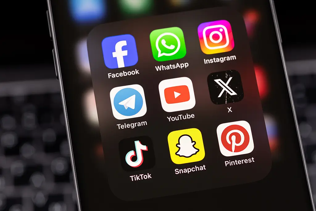 Réseaux sociaux : De la coupure préparée à la menace de blocage, le gouvernement serre la vis