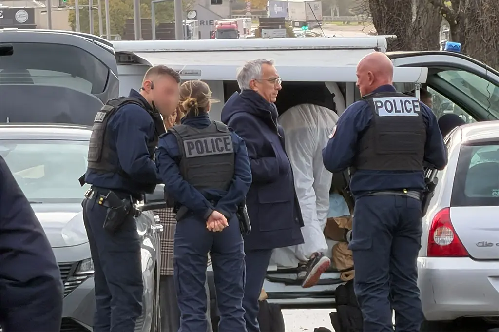 Tirs à Trappes : Appartement piégé, pistolet-mitrailleur et mobile raciste évoqué, ce que l'on sait du suspect